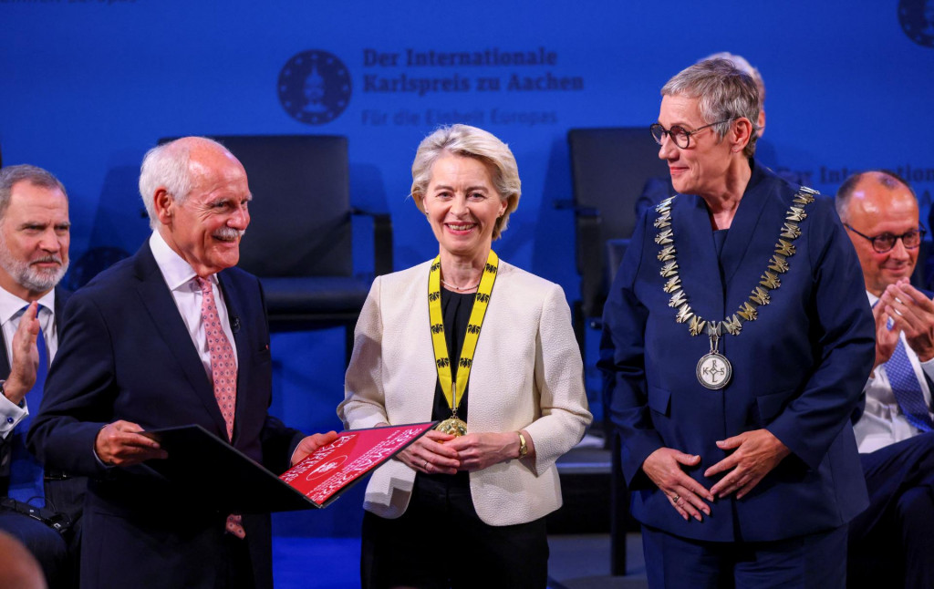 Predsedníčka Európskej komisie Ursula von der Leyenová preberá v nemeckom Aachene Medzinárodnú cenu Karola Veľkého (Karlspreis) za rok 2025 od primátorky mesta Aachen Sibylle Keupenovej a vedúceho riaditeľstva Ceny Karola Veľkého Jürgena Lindena. FOTO: Reuters