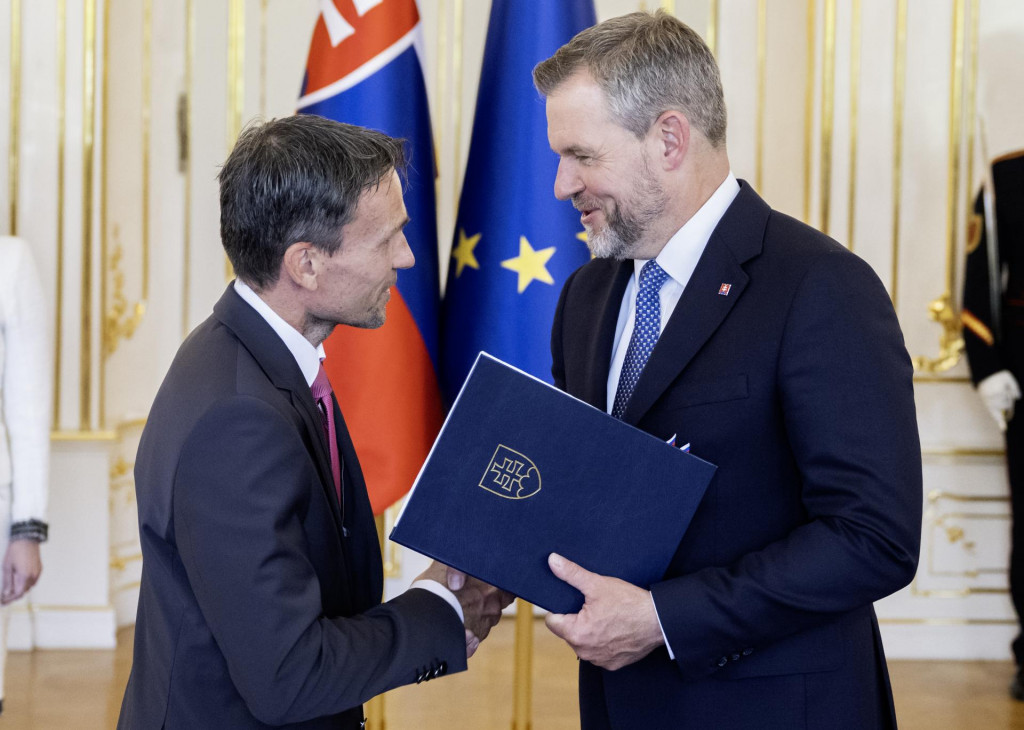 Prezident Peter Pellegrini odovzdal v Prezidentskom paláci poverovacie listiny štyrom novým mimoriadnym a splnomocneným veľvyslancom Slovenskej republiky. FOTO TASR