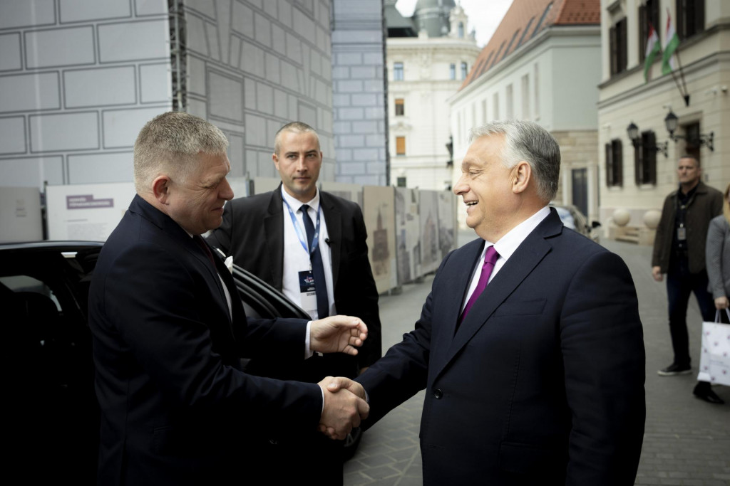 Maďarský premiér Viktor Orbán si podáva ruku s premiérom Robertom Ficom pred ich stretnutím v Budapešti 29. mája 2025. FOTO: TASR/DUNA/MTI/Zoltan Fischer