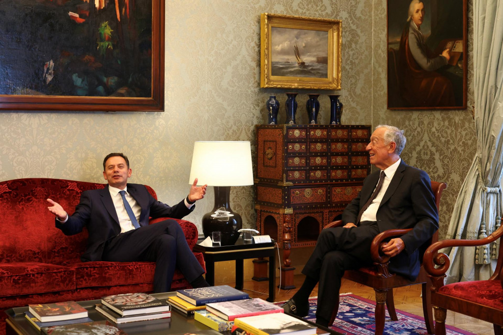 Portugalský prezident Marcelo Rebelo de Sousa a šéf portugalskej sociálnej demokracie Luís Montenegro. FOTO: REUTERS