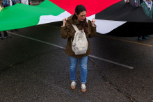 Žena drží vlajku Palestíny počas protestu v Madride. FOTO: REUTERS