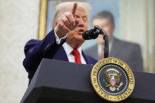 Americký prezident Donald Trump gestikuluje počas prísahy dočasnej prokurátorky USA pre okres Columbia Jeanine Pirro v Bielom dome vo Washingtone, D.C., USA, 28. mája 2025. FOTO: REUTERS