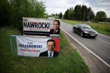Posledné prieskumy verejnej mienky pred druhým kolom prezidentských volieb v Poľsku ukazujú, že medzi kandidátmi Karolom Nawrockim a Rafalom Trzaskowským nie je jasný favorit. FOTO: Reuters