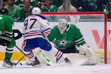 Connor McDavid strelil gól proti brankárovi Dallas Stars Caseymu DeSmithovi počas tretej tretiny piateho zápasu finále Západnej konferencie play-off Stanley Cupu 2025 v American Airlines Center. FOTO: Jerome Miron