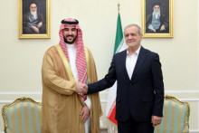 Iránsky prezident Masúd Pezeškijan si podáva ruku so saudskoarabským ministrom obrany princom Chálidom bin Salmánom v Teheráne. FOTO: Reuters/WANA