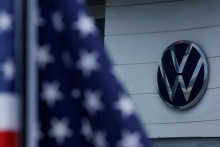Logo Volkswagenu je zobrazené vedľa americkej vlajky v predajni Volkswagenu v Irvine v Kalifornii v USA. FOTO: Reuters