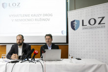 Na snímke sprava predseda Lekárskeho odborového združenia (LOZ) Peter Visolajský a podpredseda LOZ Miroslav Mendel. FOTO: TASR/Dano Veselský