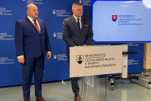 Minister cestovného ruchu a športu Rudolf Huliak a predseda vlády Robert Fico. FOTO: HN/Akos Cséplö