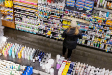 FILE PHOTO: A person shops in a supermarket in Manhattan, New York City, U.S., March 28, 2022. REUTERS/Andrew Kelly/File Photo FOTO: Andrew Kelly