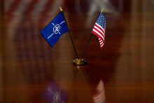 Vlajky NATO a USA sú rozložené na stole počas stretnutia ministra obrany USA Peta Hegsetha a generálneho tajomníka NATO Marka Rutteho v Pentagóne vo Washingtone. FOTO: REUTERS