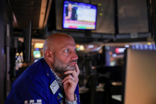 Obchodník pracuje na Newyorskej burze cenných papierov (NYSE) v New Yorku, USA, 30. mája 2025. FOTO: REUTERS