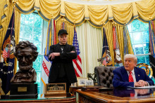Americký prezident Donald Trump a Elon Musk sa zúčastňujú tlačovej konferencie v Oválnej pracovni Bieleho domu vo Washingtone, D.C., USA, 30. mája 2025. FOTO: REUTERS