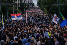 Srbskí študenti usporiadali protivládny protest požadujúci predčasné voľby v Belehrade v Srbsku 30. mája 2025. FOTO: REUTERS