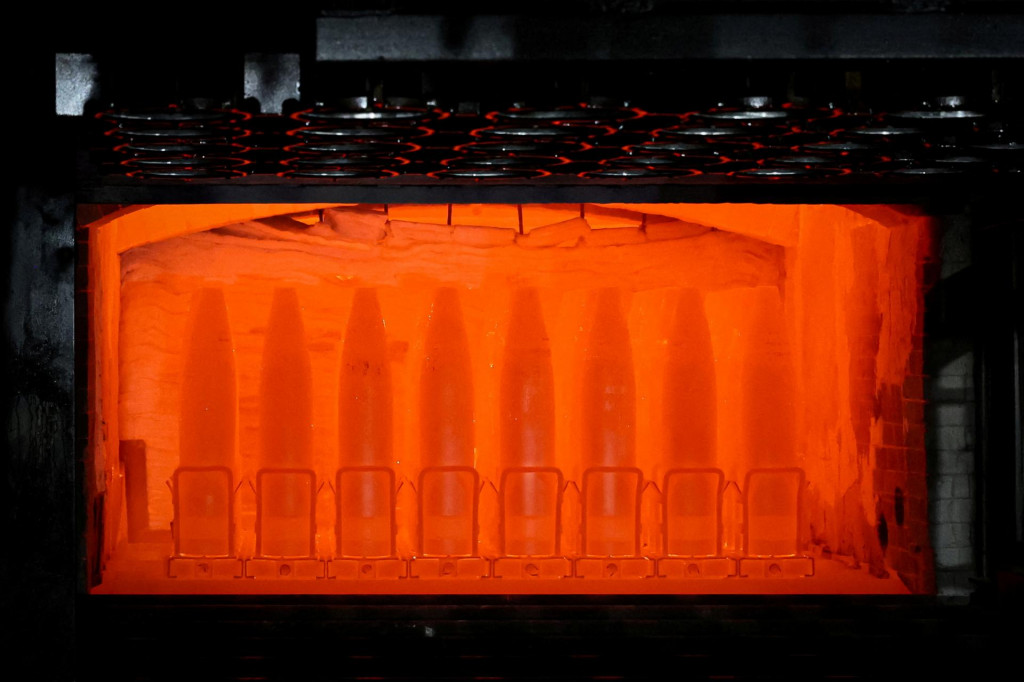 155 mm delostrelecké granáty vychádzajú z pece počas výrobného procesu v muničnom závode. FOTO: REUTERS