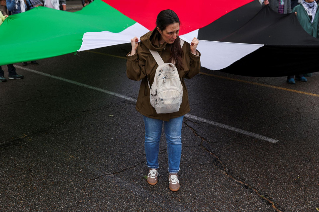 Žena drží vlajku Palestíny počas protestu v Madride. FOTO: REUTERS