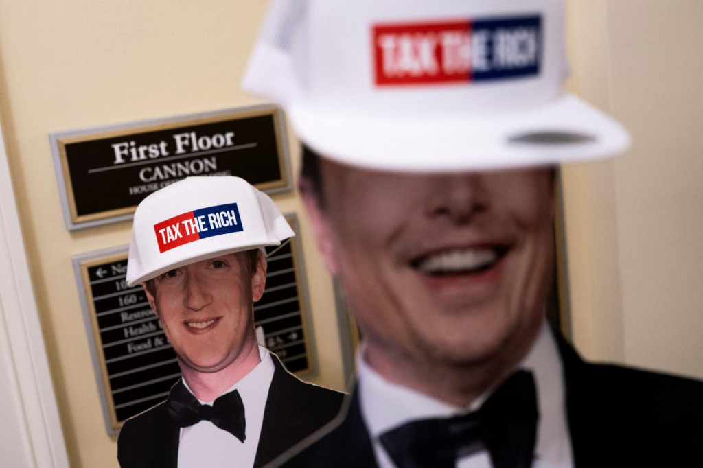 Na snímke kartónové výrezy Elona Muska a Marka Zuckerberga.