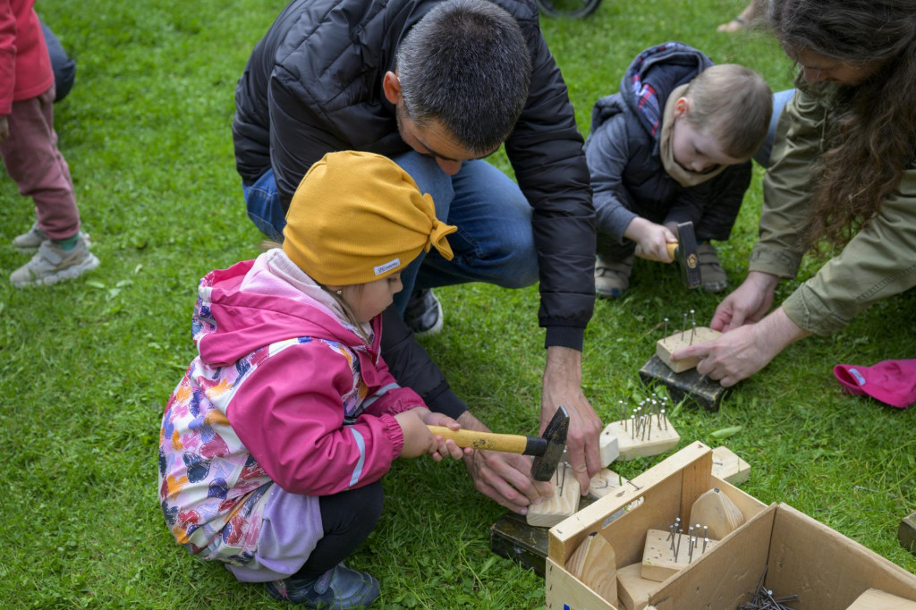 Na snímke rodina nabíja klince do dreva počas rodinného festivalu v Košiciach. FOTO: TASR/Veronika Mihaliková