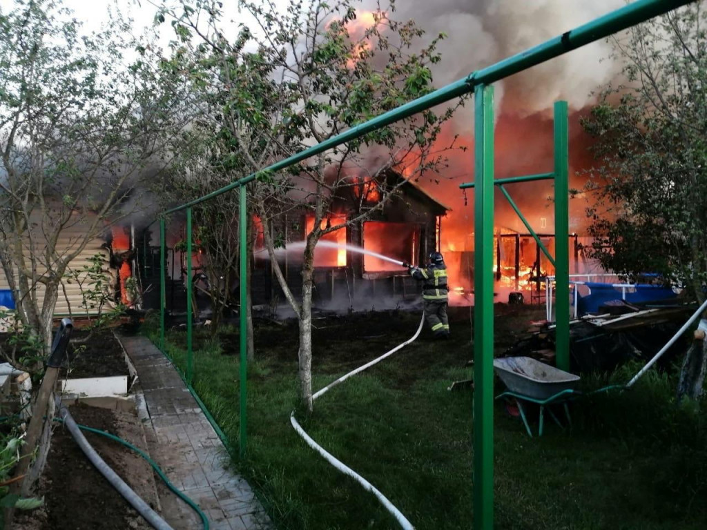 Hasič hasí požiar po tom, čo miestne úrady označili za útok ukrajinského dronu na osadu počas rusko-ukrajinského konfliktu v Moskovskej oblasti v Rusku. FOTO: REUTERS