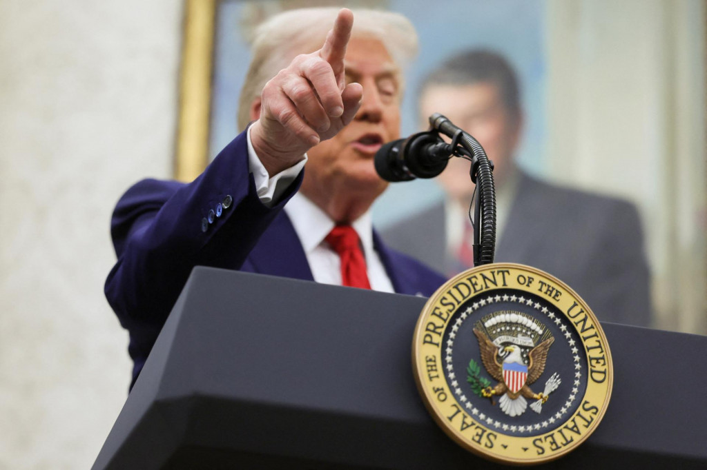 Americký prezident Donald Trump gestikuluje počas prísahy dočasnej prokurátorky USA pre okres Columbia Jeanine Pirro v Bielom dome vo Washingtone, D.C., USA, 28. mája 2025. FOTO: REUTERS