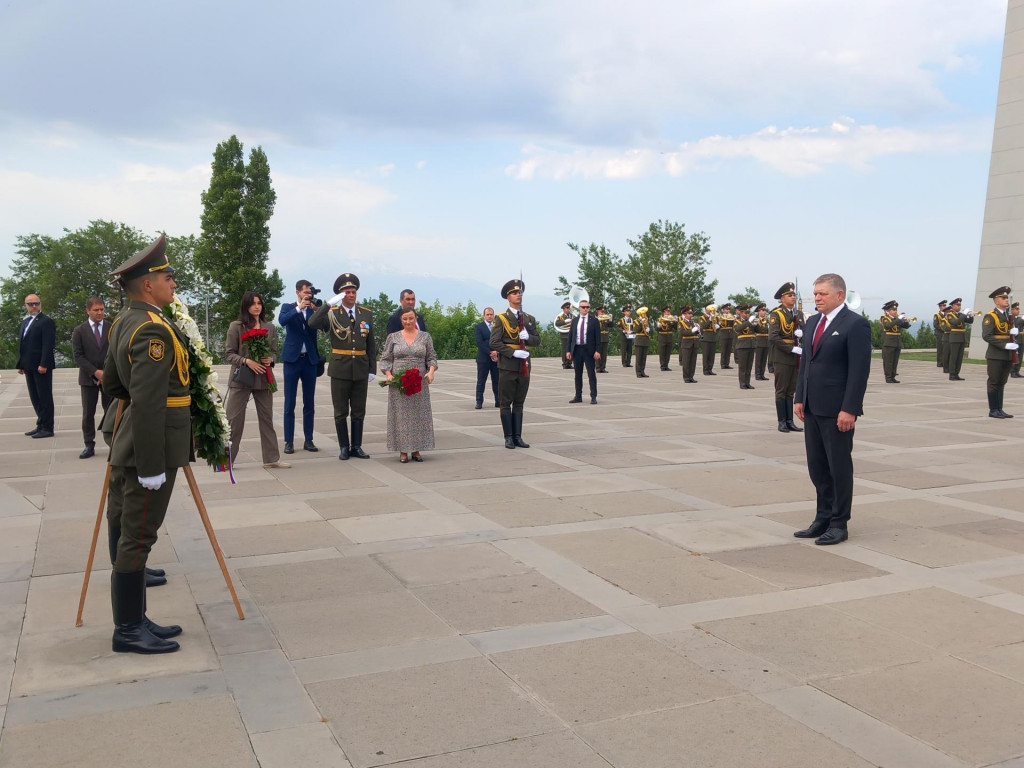Premiér Robert Fico položil počas návštevy Jerevanu veniec k pamätníku obetí arménskej genocídy. FOTO: HN/Pavel Novotný