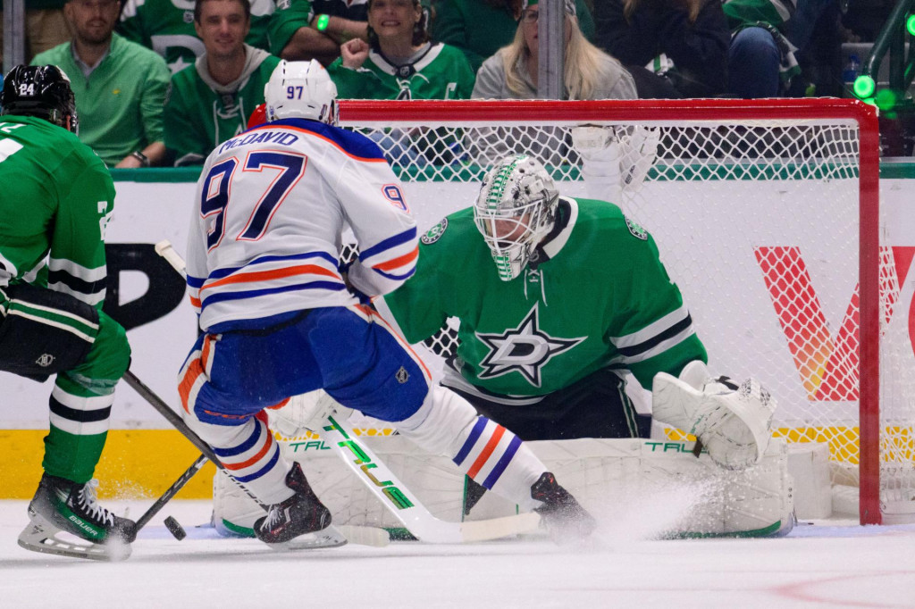 Connor McDavid strelil gól proti brankárovi Dallas Stars Caseymu DeSmithovi počas tretej tretiny piateho zápasu finále Západnej konferencie play-off Stanley Cupu 2025 v American Airlines Center. FOTO: Jerome Miron