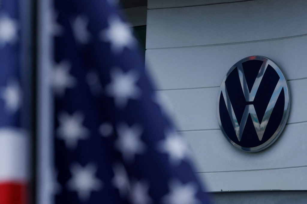 Logo Volkswagenu je zobrazené vedľa americkej vlajky v predajni Volkswagenu v Irvine v Kalifornii v USA. FOTO: Reuters