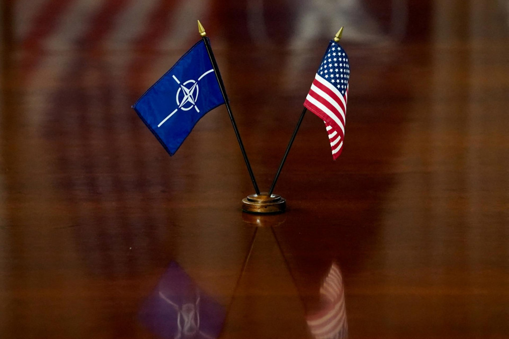 Vlajky NATO a USA sú rozložené na stole počas stretnutia ministra obrany USA Peta Hegsetha a generálneho tajomníka NATO Marka Rutteho v Pentagóne vo Washingtone. FOTO: REUTERS