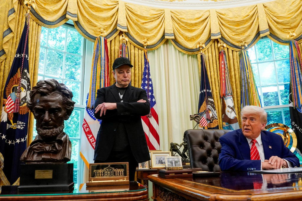 Americký prezident Donald Trump a Elon Musk sa zúčastňujú tlačovej konferencie v Oválnej pracovni Bieleho domu vo Washingtone, D.C., USA, 30. mája 2025. FOTO: REUTERS
