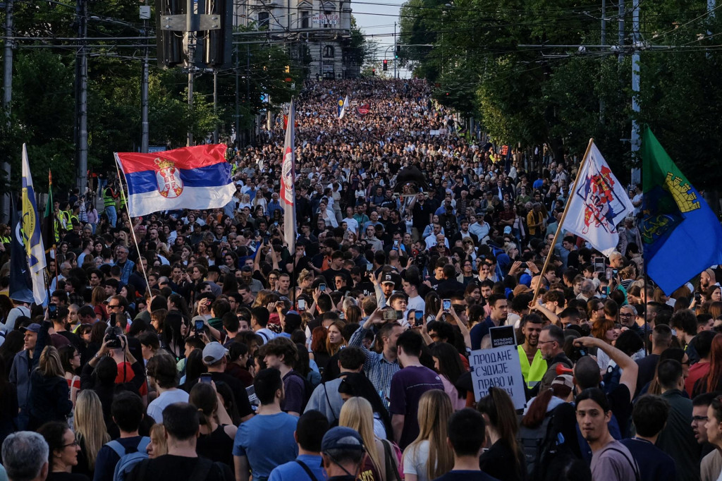 Srbskí študenti usporiadali protivládny protest požadujúci predčasné voľby v Belehrade v Srbsku 30. mája 2025. FOTO: REUTERS
