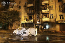 Hasič hasí požiar po ruskom dronovom útoku. FOTO: TASR/AP
