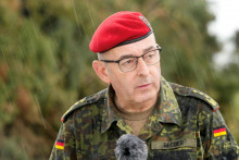 Hlavný inšpektor nemeckých ozbrojených síl Carsten Breuer sa rozpráva s médiami počas vojenského cvičenia Quadriga 2024 v litovskom Pabrade. FOTO: Reuters