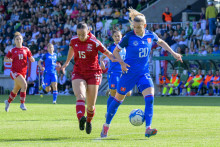 Na snímke zľava Seleen Celecia (Gibraltár), Nikola Rybanská (Slovensko) počas 5. kola 1. skupiny C-divízie Ligy národov žien vo futbale Slovensko - Gibraltár v Prešove 26. mája 2025. FOTO: TASR/Veronika Mihaliková