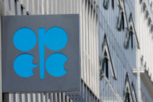 Pohľad znázorňuje logo Organizácie krajín vyvážajúcich ropu (OPEC) pred jej sídlom vo Viedni. FOTO: Reuters