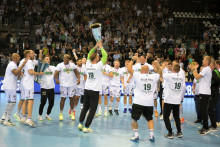 Na snímke hráči Tatrana Prešov pózujú s majstrovskou trofejou po triumfe v rozhodujúcom piatom zápase finále play off Niké Handball extraligy v hádzanej mužov Tatran Prešov - MŠK Považská Bystrica v Prešove v sobotu 31. mája 2025. FOTO: TASR/František Iván