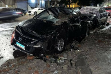 Rozbité auto po ničivej búrke v Alexandrii. Zdroj: X/AymanMatNews
