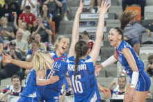 Na snímke slovenské volejbalistky sa tešia z výhry. FOTO: TASR/Martin Baumann