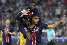 Hráči Paríža St. Germain Achraf Hakimi (vpravo) a Ousmane Dembele sa tešia z gólu počas finále Ligy majstrov vo futbale Paríž St. Germain - Inter Miláno v Mníchove v sobotu 31. mája 2025. FOTO: TASR/AP