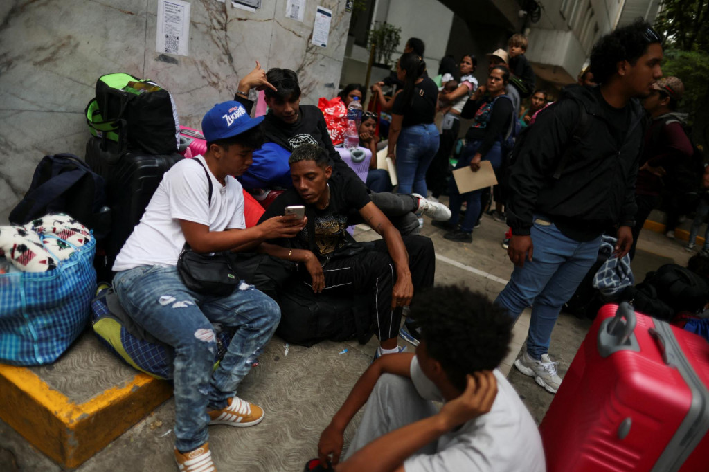Venezuelskí migranti sa zhromažďujú pred svojou ambasádou v Mexico City v Mexiku, zatiaľ čo čakajú na autobus, ktorý ich odvezie na letisko, aby sa mohli vrátiť do Venezuely. FOTO: Reuters