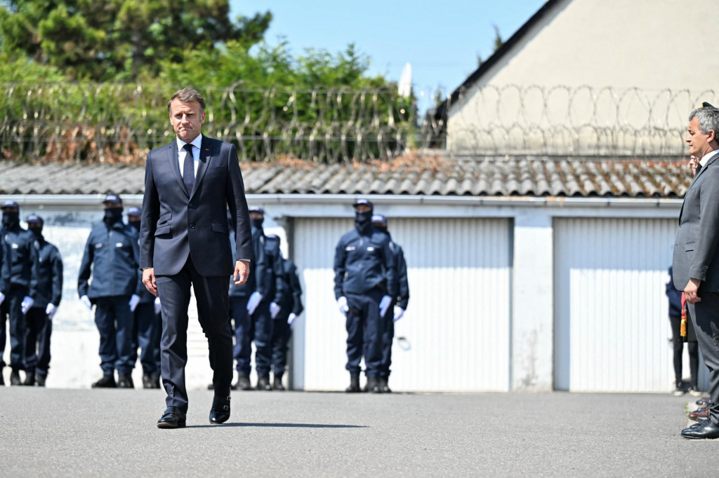 Francúzsky prezident Emmanuel Macron sa zúčastňuje pietneho aktu pri príležitosti prvého výročia smrti dvoch väzenských dozorcov počas útoku na administratívnu dodávku s väzňom vo väznici Caen vo Francúzsku. FOTO: Reuters