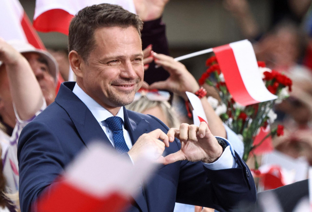 Poľský prezidentský kandidát, starosta Varšavy Rafal Trzaskowski z vládnucej Občianskej koalície (KO), ukazuje symbol srdca na svojom poslednom zhromaždení pred druhým kolom prezidentských volieb v Gdaňsku. FOTO: Reuters