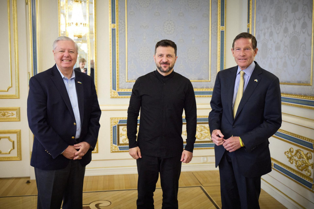 Ukrajinský prezident Volodymyr Zelenskij sa v Kyjeve stretol s americkými senátormi Lindseyom Grahamom (republikán za Južnú Karolínu) a Richardom Blumenthalom (demokrat za Connecticut) uprostred ruského útoku na Ukrajinu. FOTO: Kancelária ukrajinského prezidenta

