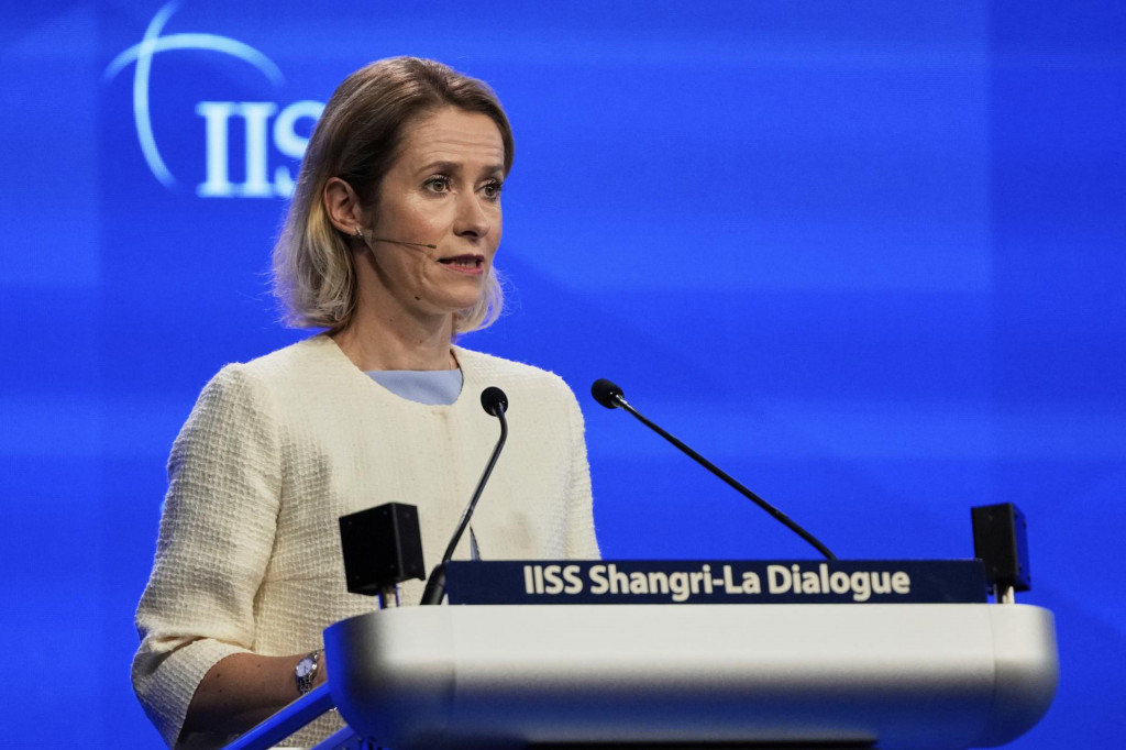 Šéfka diplomacie Európskej únie Kaja Kallasová vystupuje s prejavom na bezpečnostnom fóre Dialóg Shangri-La v Singapure. FOTO: TASR/AP