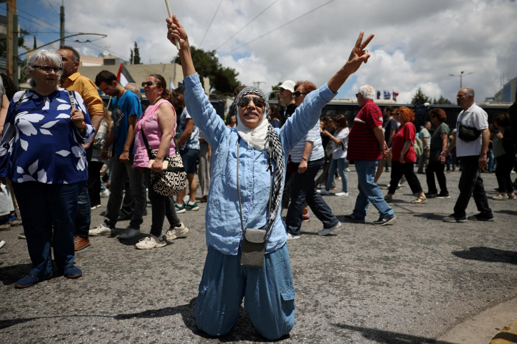 Protestujúci gestikuluje počas propalestínskeho pochodu pred izraelským veľvyslanectvom uprostred pokračujúcich bojov medzi Hamasom a Izraelom v pásme Gazy v Aténach v Grécku. FOTO: Reuters