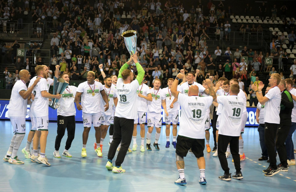 Na snímke hráči Tatrana Prešov pózujú s majstrovskou trofejou po triumfe v rozhodujúcom piatom zápase finále play off Niké Handball extraligy v hádzanej mužov Tatran Prešov - MŠK Považská Bystrica v Prešove v sobotu 31. mája 2025. FOTO: TASR/František Iván