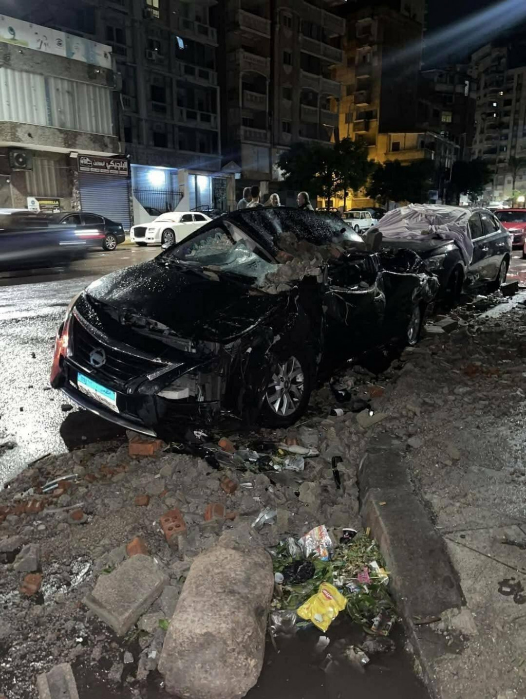 Rozbité auto po ničivej búrke v Alexandrii. Zdroj: X/AymanMatNews