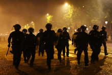 Polícia spočiatku neposkytovala údaje o počte zranených počas osláv. Počas nočných nepokojov mala podľa DPA zadržať najmenej 294 ľudí. FOTO: Reuters