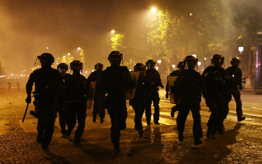Polícia spočiatku neposkytovala údaje o počte zranených počas osláv. Počas nočných nepokojov mala podľa DPA zadržať najmenej 294 ľudí. FOTO: Reuters