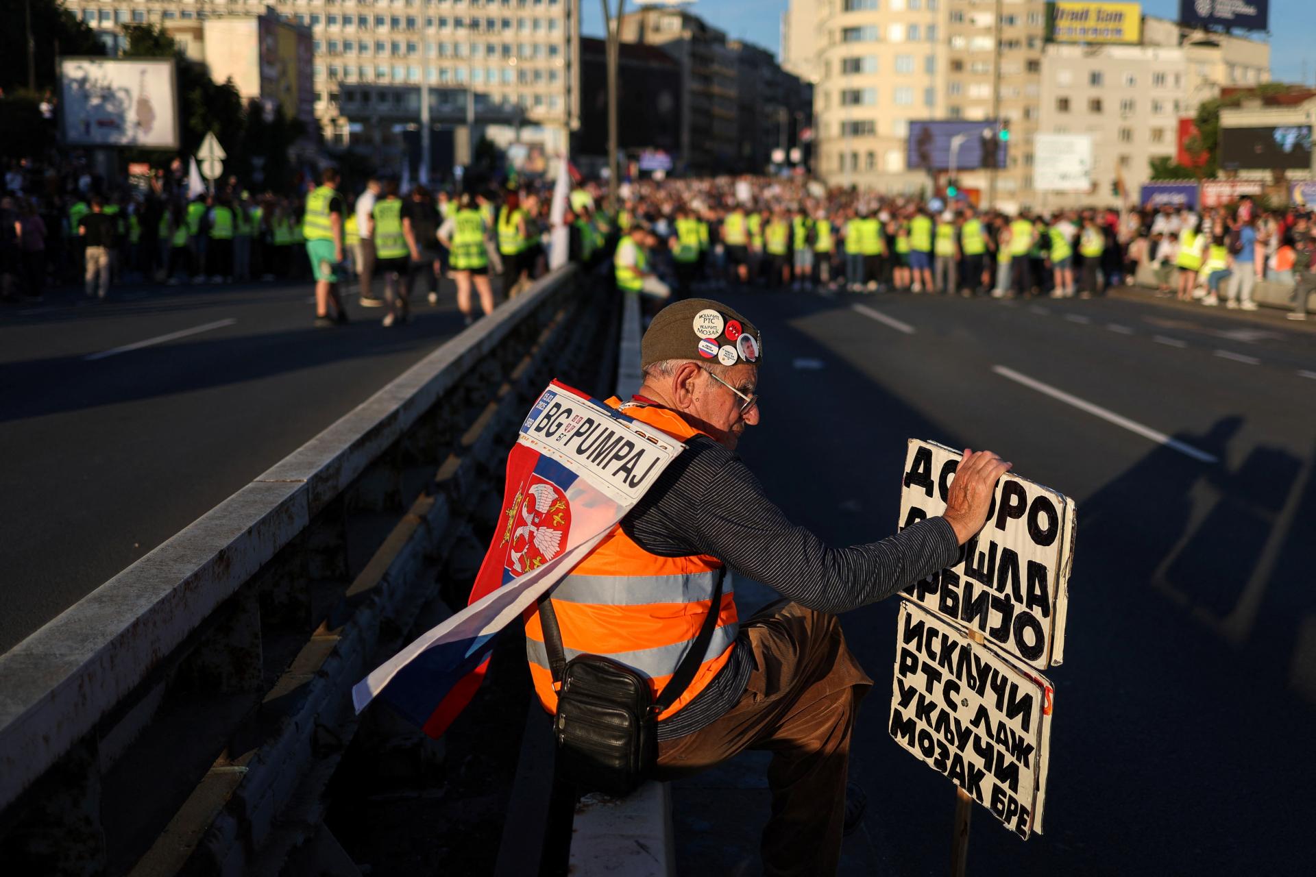 Tisíce ľudí v Srbsku opätovne pochodovali za vyhlásenie predčasných volieb
