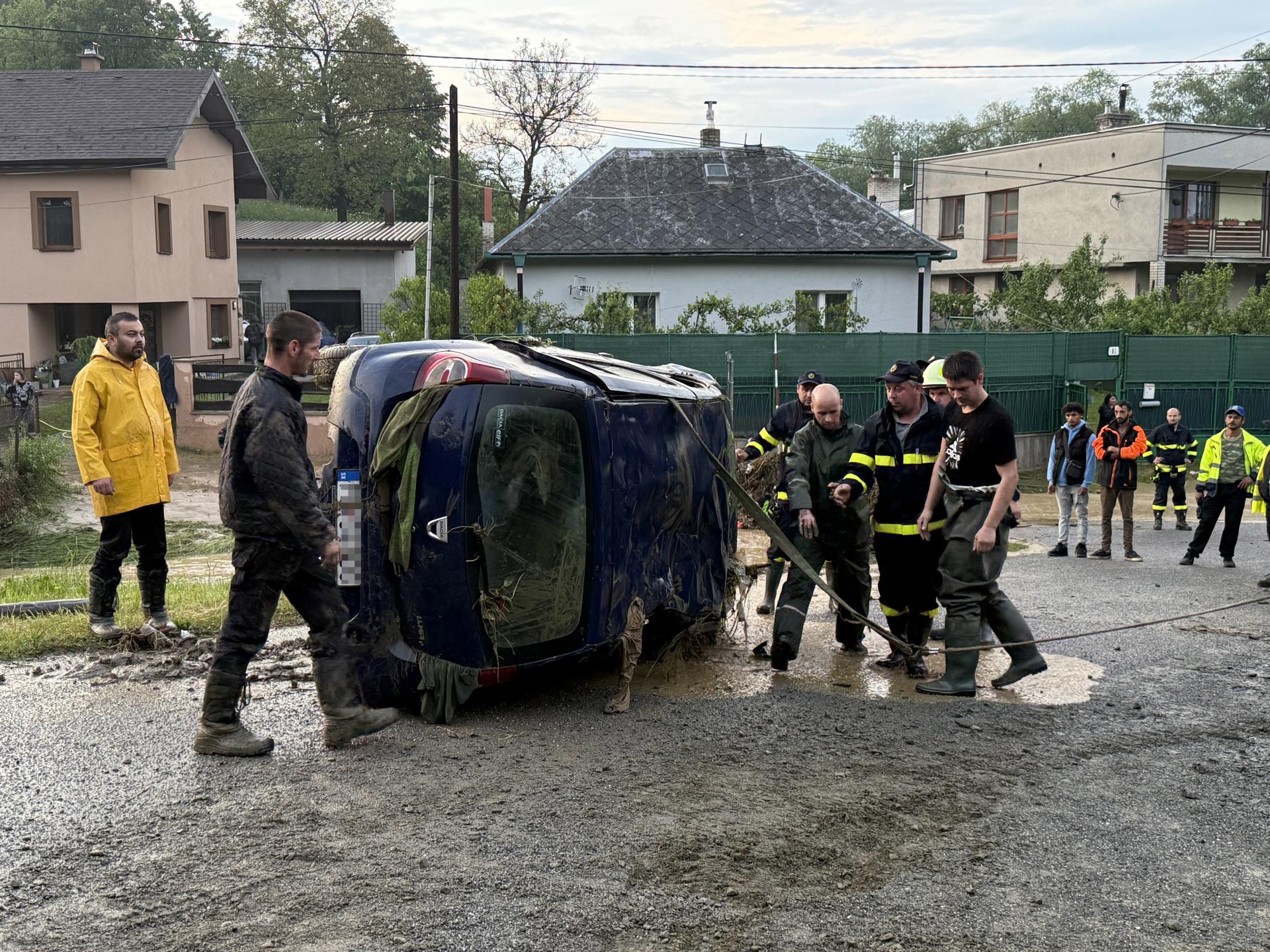 Východné Slovensko zasiahla silná búrka. V obci Rokycany v okrese Prešov vyhlásili mimoriadnu situáciu