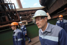 Nemecký minister hospodárstva a ochrany klímy Robert Habeck navštívil oceliareň spoločnosti ThyssenKrupp v Duisburgu v Nemecku 26. júla 2023. FOTO: REUTERS